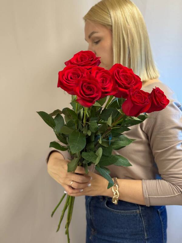 Букет из 7 роз красного цвета